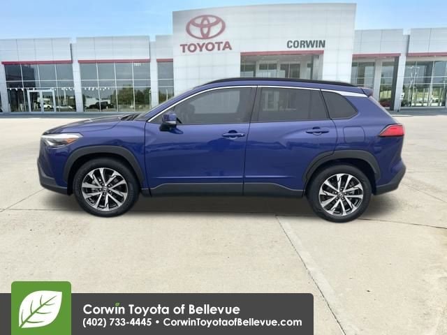 2023 Toyota Corolla Cross XLE photo 2