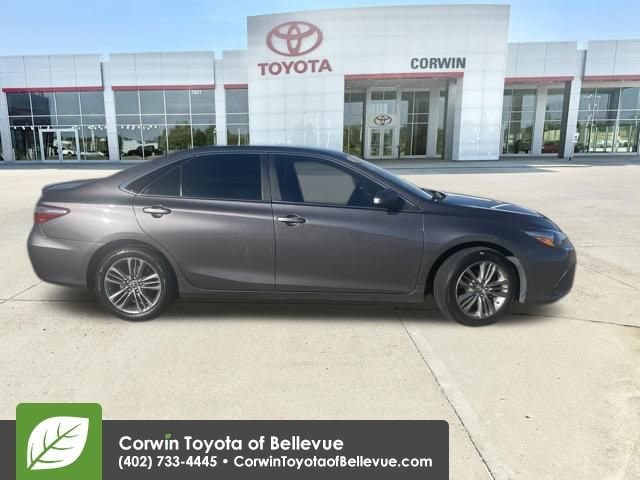 2016 Toyota Camry SE photo 2