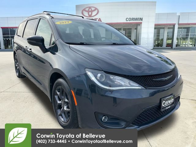 2019 Chrysler Pacifica Limited's photo