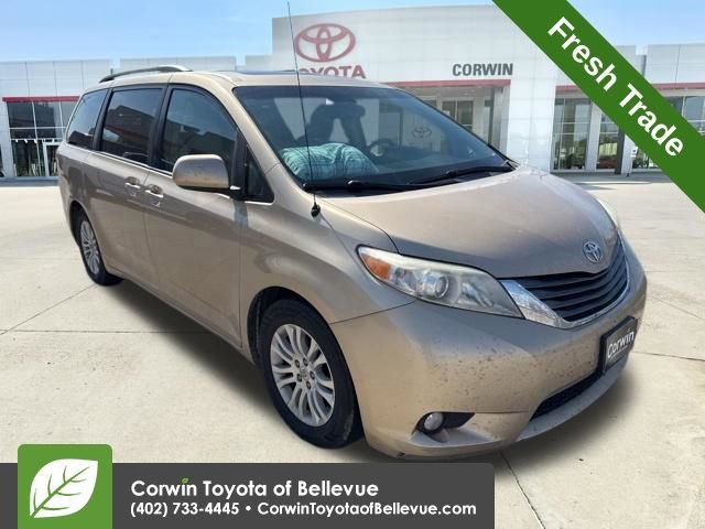 2012 Toyota Sienna XLE V6 7-Passenger Access Seat's photo