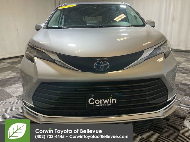2022 Toyota Sienna XLE photo 2