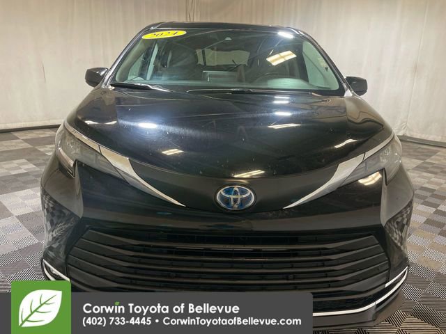 2024 Toyota Sienna XLE photo 2