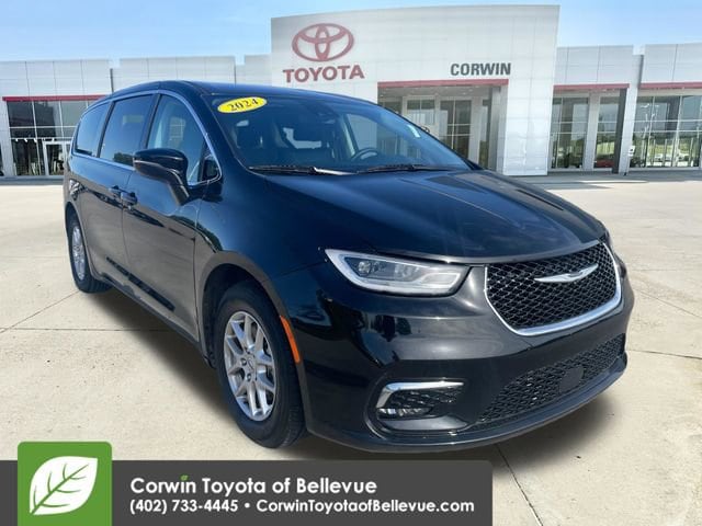2024 Chrysler Pacifica Touring L's photo