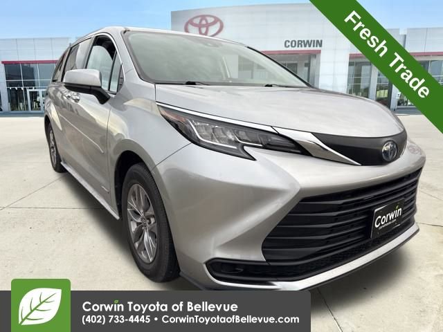 2021 Toyota Sienna LE's photo