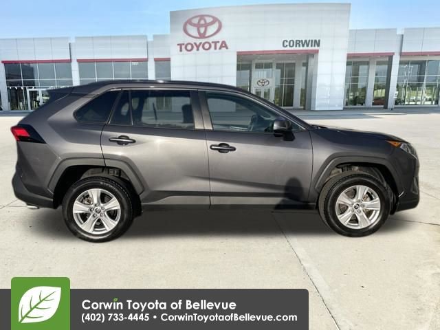 2021 Toyota RAV4 XLE photo 3