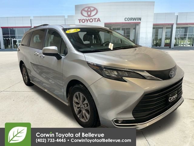 2024 Toyota Sienna XLE's photo