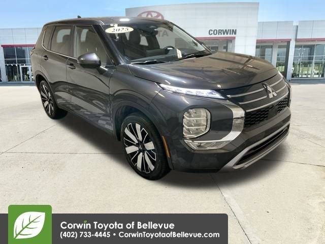 2025 Mitsubishi Outlander SE photo 2