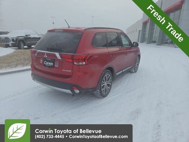 2016 Mitsubishi Outlander SE photo 2