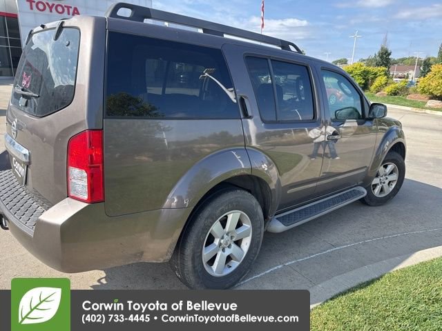 2008 Nissan Pathfinder LE photo 3