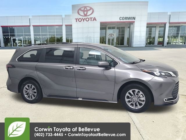2024 Toyota Sienna XLE's photo