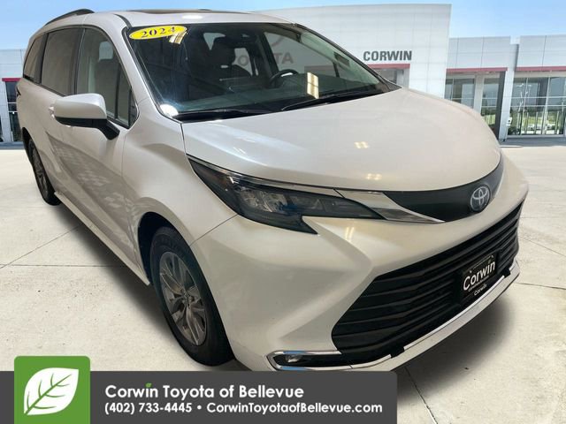 2024 Toyota Sienna XLE photo 2