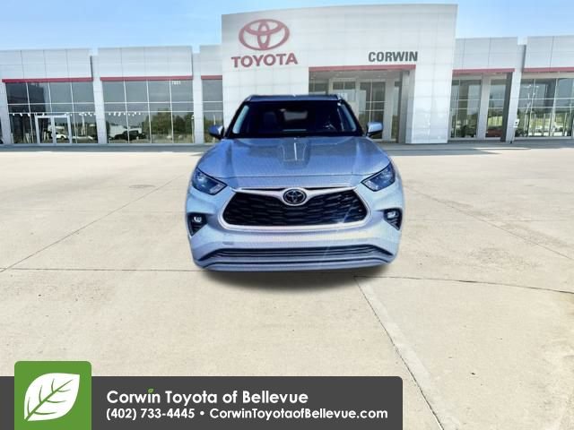 2022 Toyota Highlander XLE photo 2