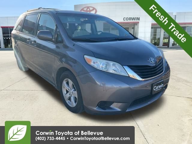 2011 Toyota Sienna LE's photo