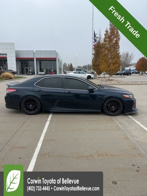 2018 Toyota Camry SE XLE photo 2