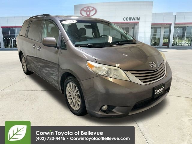 2015 Toyota Sienna XLE's photo