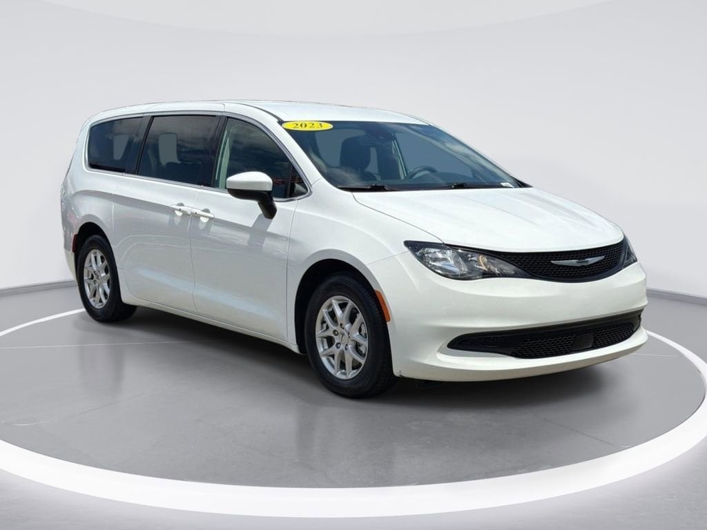 2023 Chrysler Voyager LX's photo