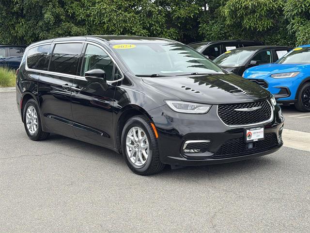 2024 Chrysler Pacifica Touring L's photo