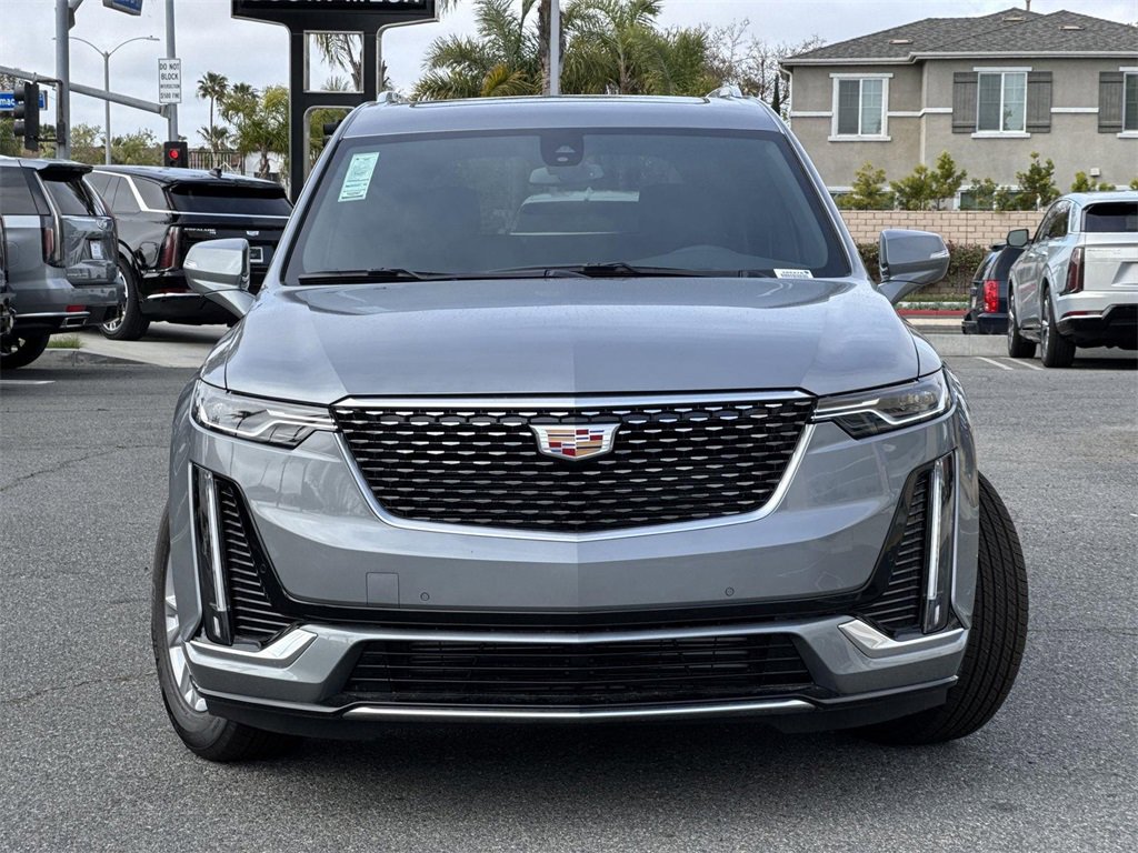 2025 Cadillac XT6 Luxury photo 2