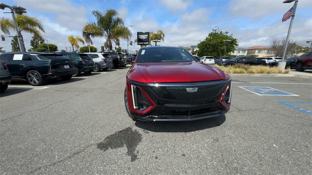 2025 Cadillac Lyriq Sport photo 2