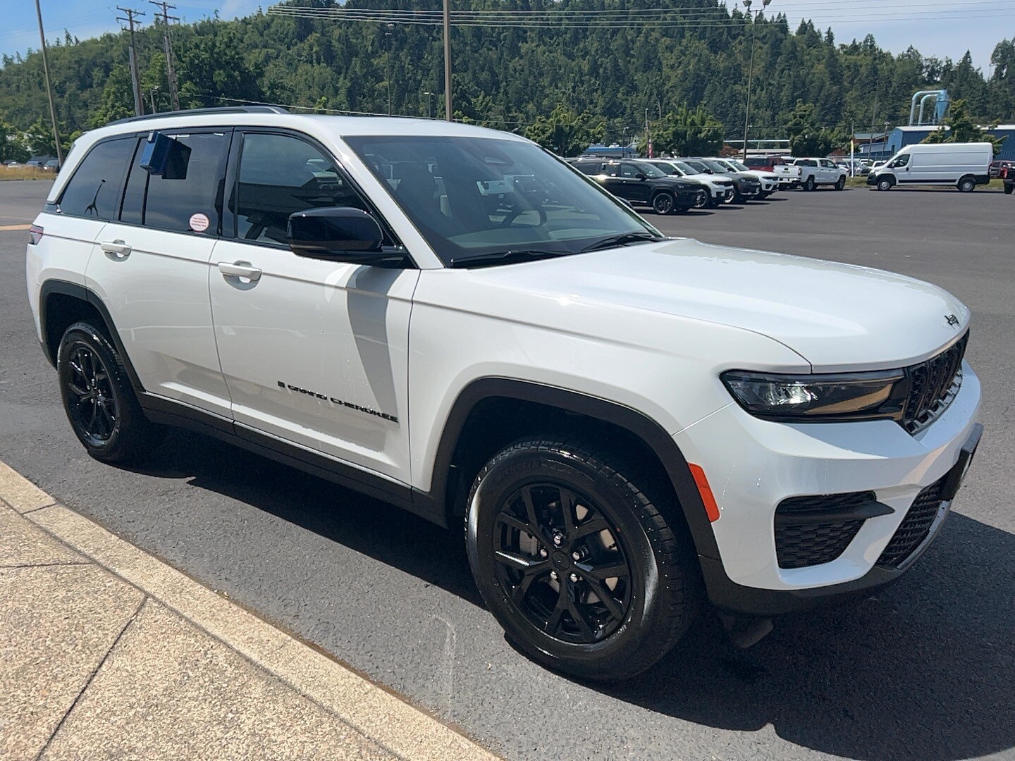 2025 Jeep Grand Cherokee Altitude photo 2
