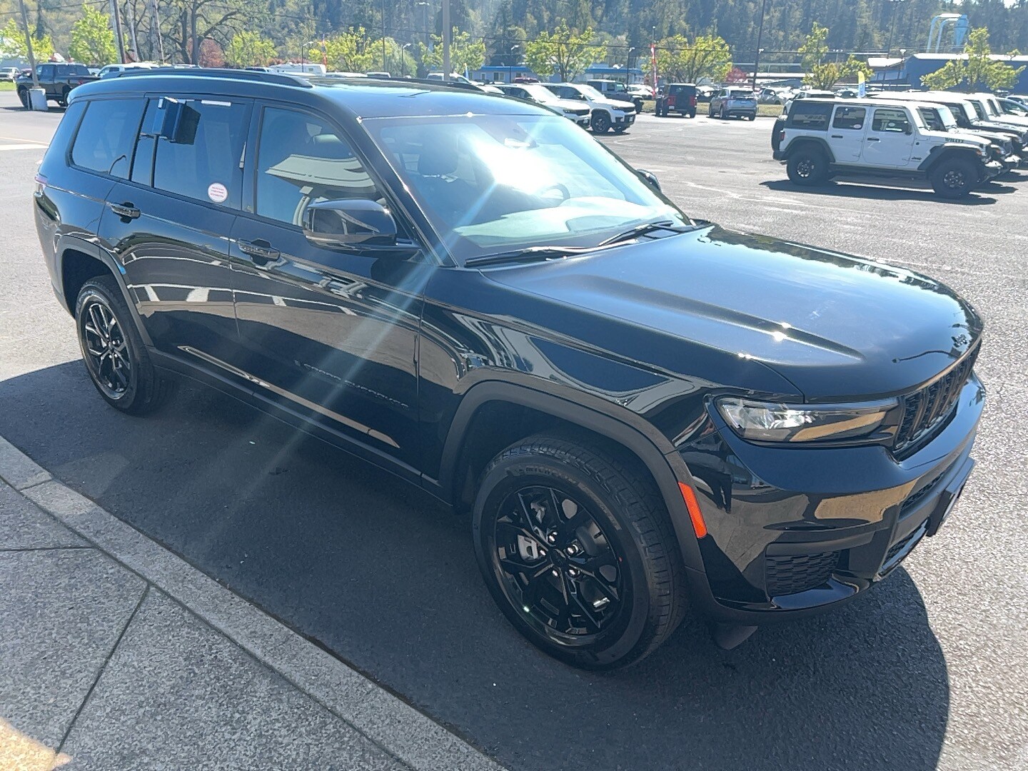 2025 Jeep Grand Cherokee Altitude photo 3