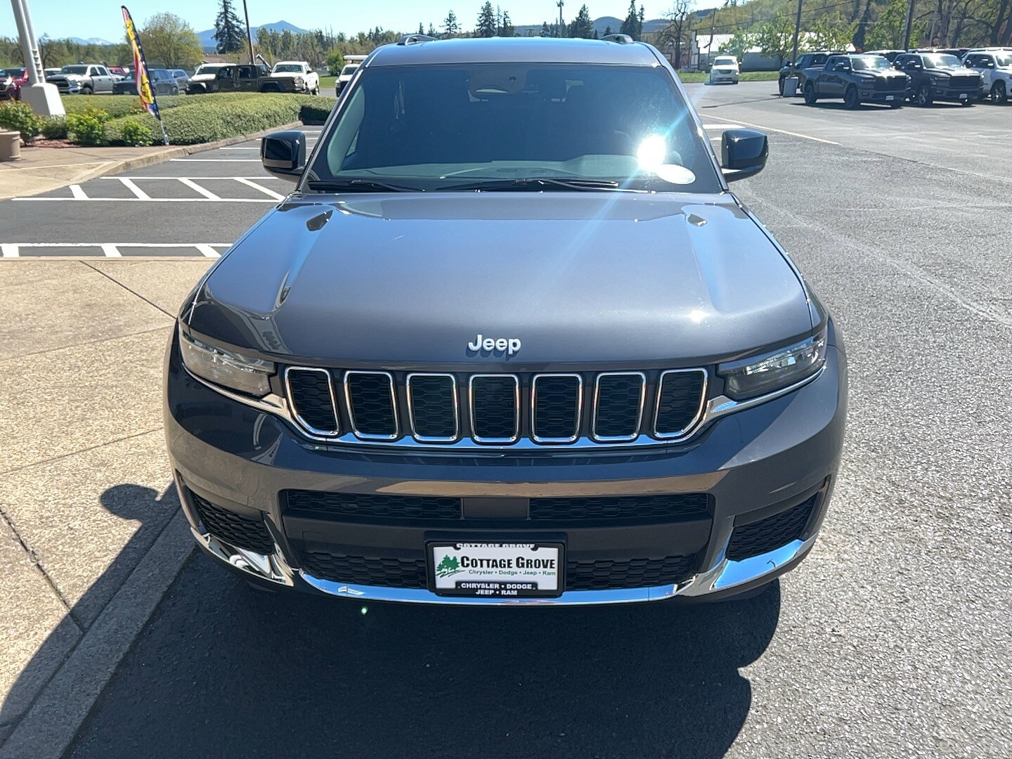 2025 Jeep Grand Cherokee Laredo photo 3