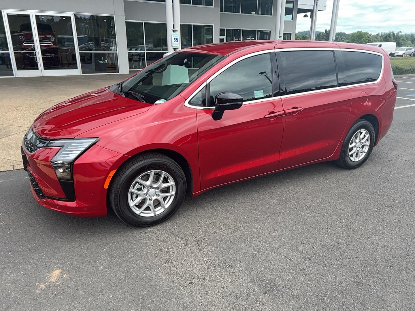 2027 Chrysler Pacifica Select's photo