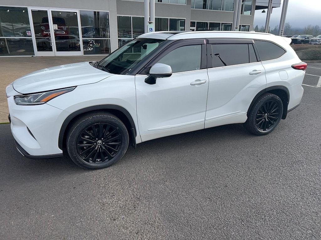 2022 Toyota Highlander Platinum photo 2