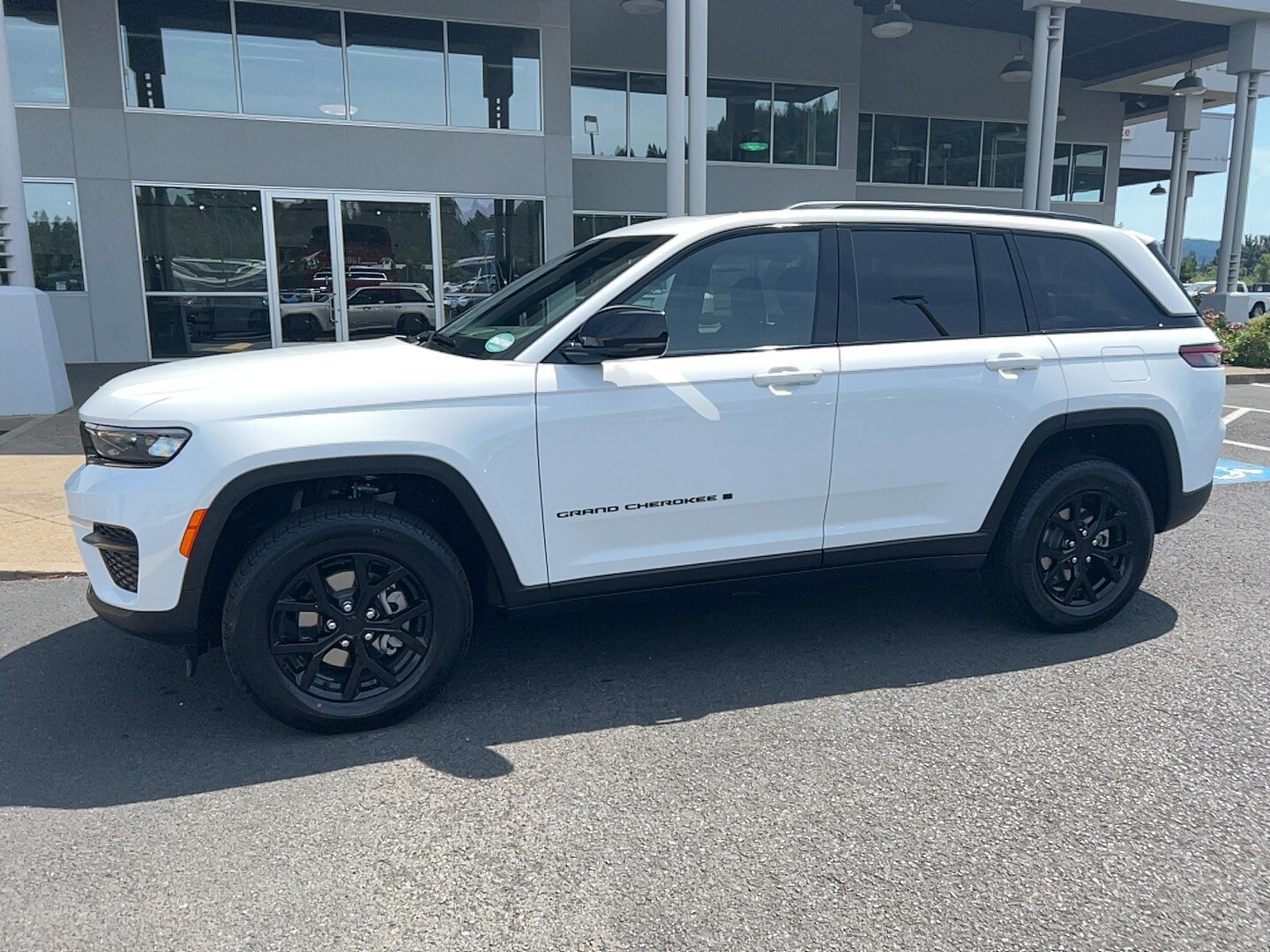 2025 Jeep Grand Cherokee Altitude photo 3