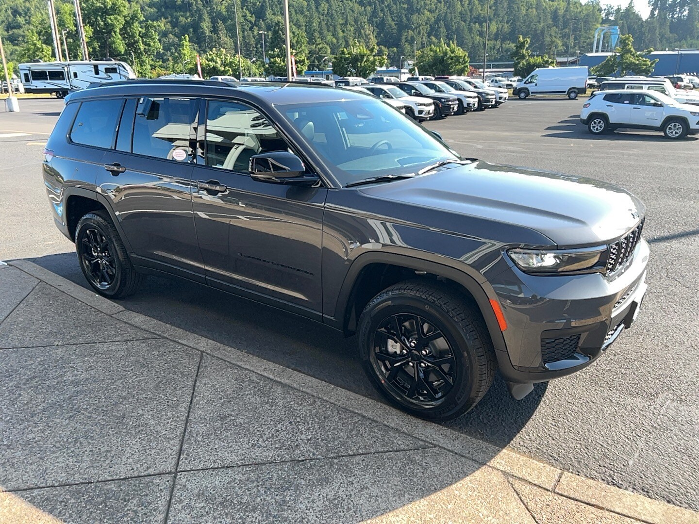 2025 Jeep Grand Cherokee Altitude photo 3