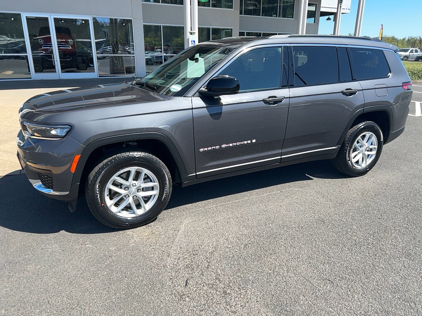 2025 Jeep Grand Cherokee Laredo photo 2