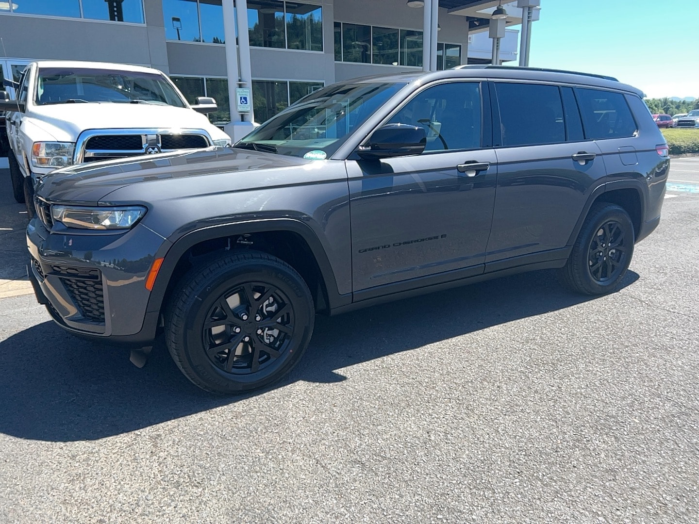 2026 Jeep Grand Cherokee L Laredo Altitude 4x4's photo