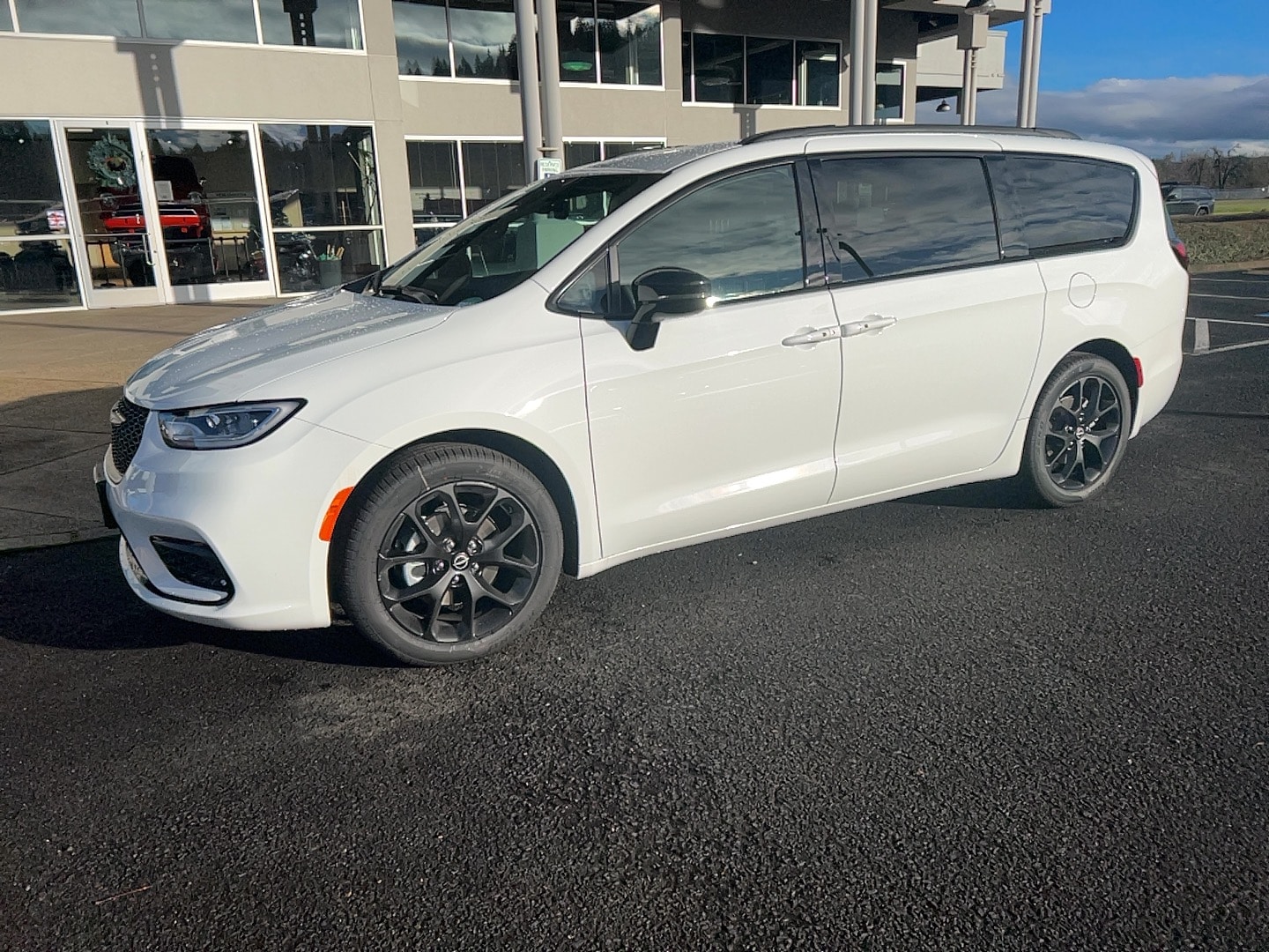 2026 Chrysler Pacifica Select's photo