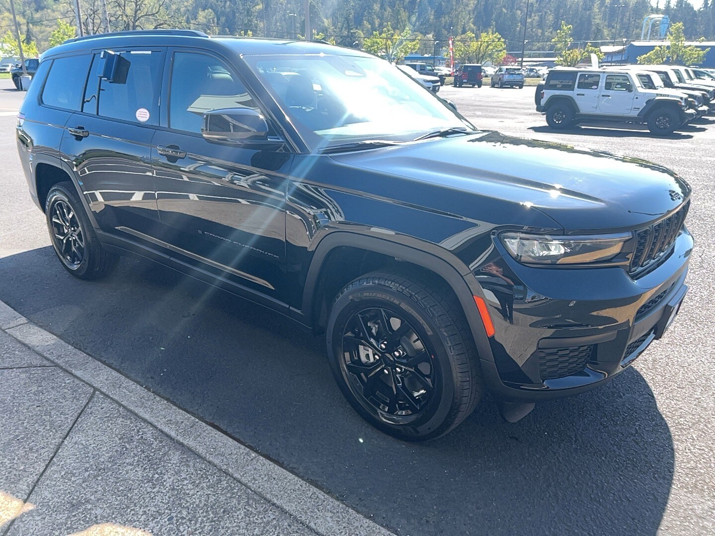 2025 Jeep Grand Cherokee Altitude photo 2