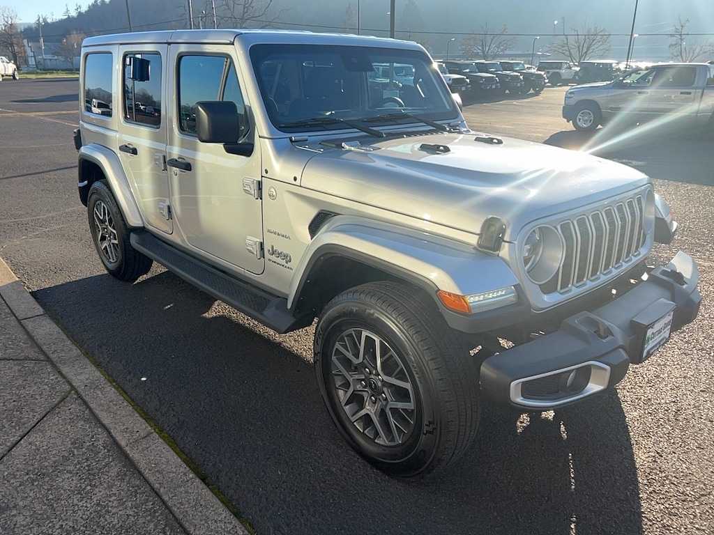2024 Jeep Wrangler Sahara photo 3