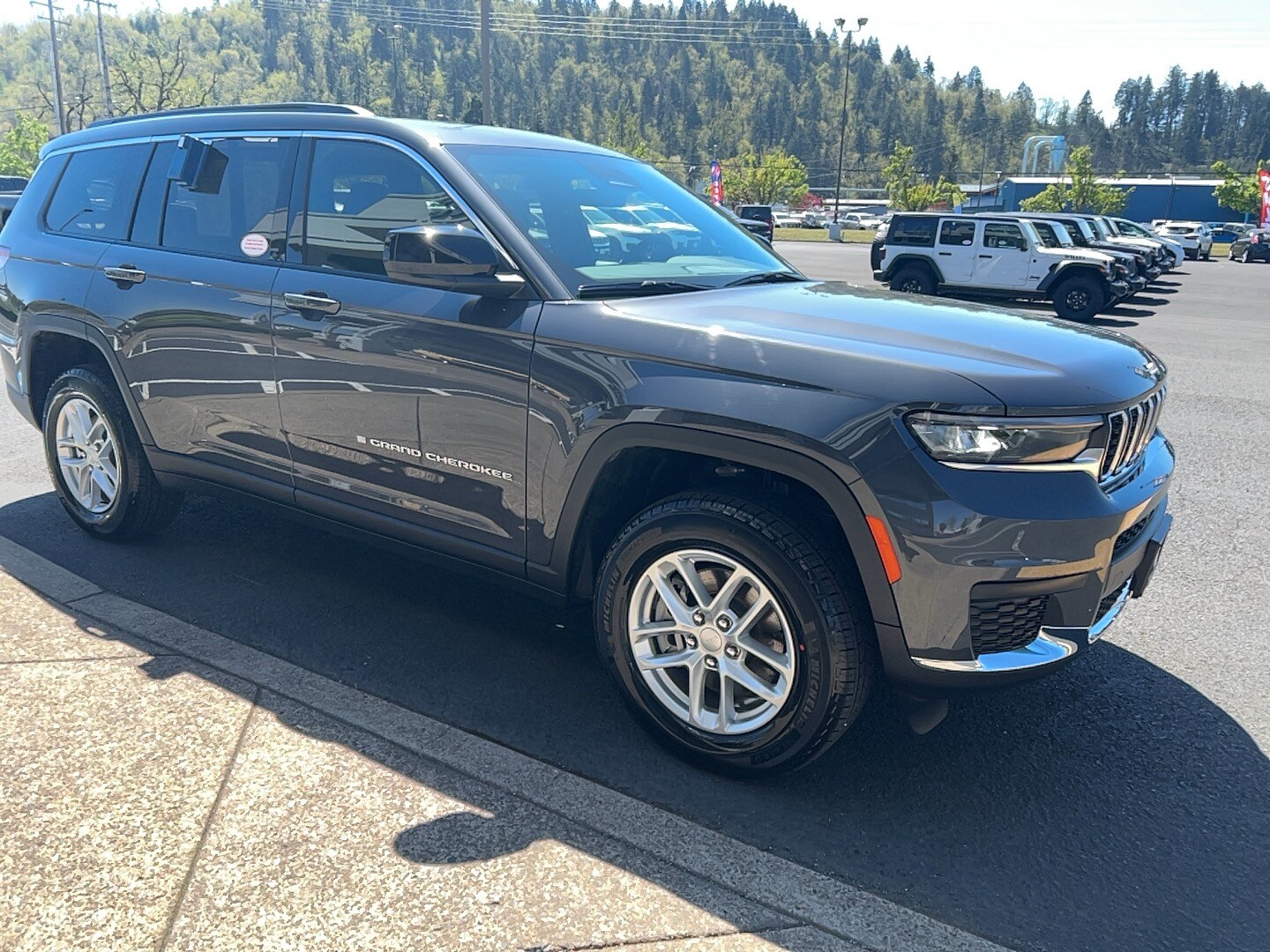 2025 Jeep Grand Cherokee Laredo photo 4