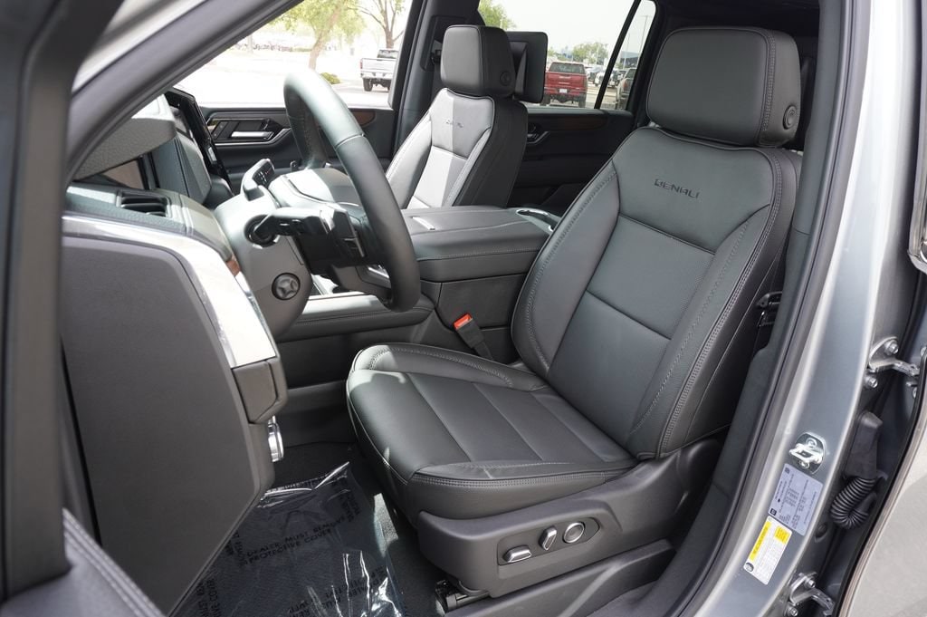 2026 GMC Yukon XL Denali - Photo 14