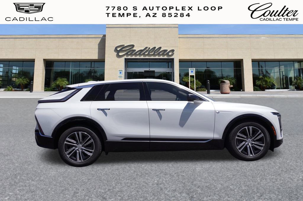 2025 Cadillac Lyriq Luxury photo 2