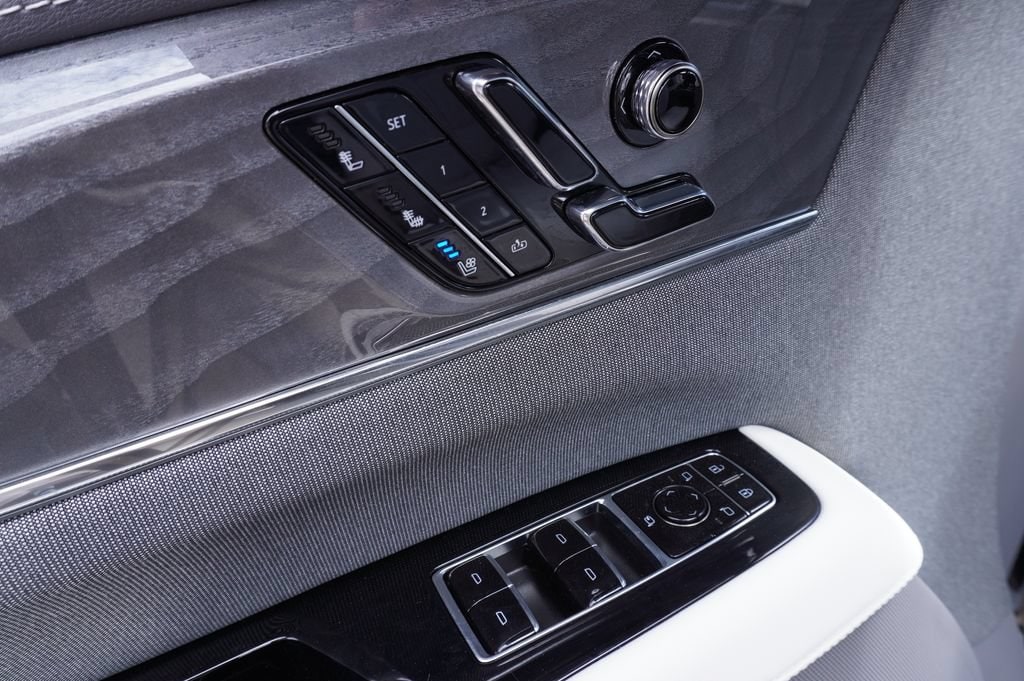 2026 Cadillac Escalade IQL Luxury - Photo 17