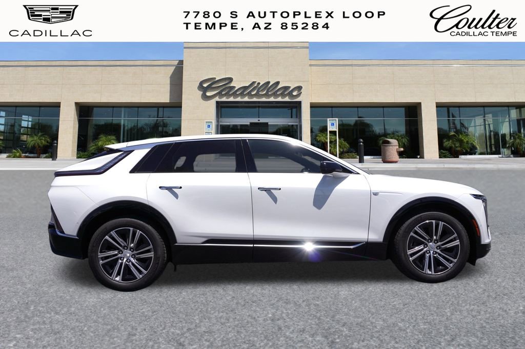 2025 Cadillac Lyriq Luxury photo 2