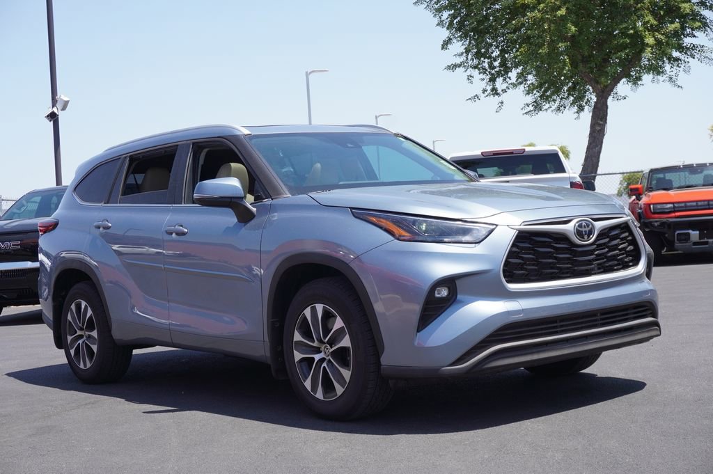 2023 Toyota Highlander L photo 3
