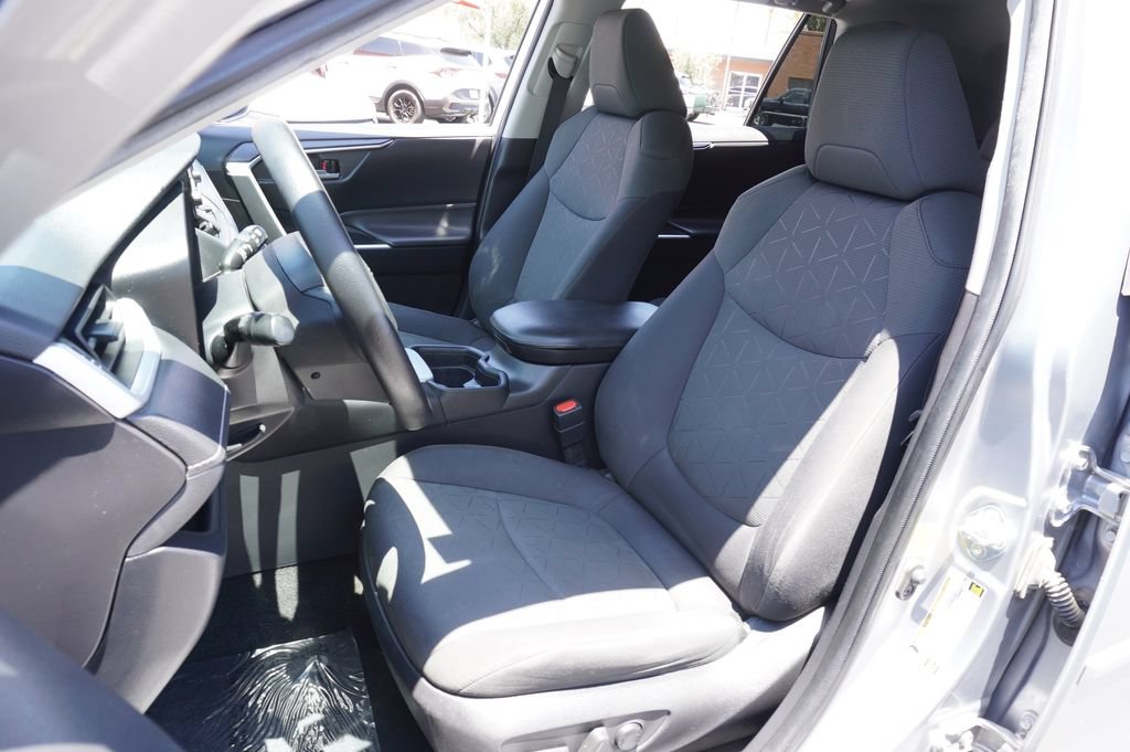 2021 Toyota RAV4 XLE - Photo 14