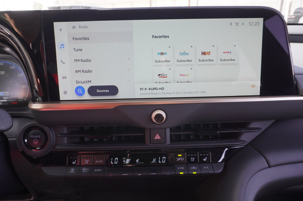 2025 Toyota Crown Signia XLE - Photo 23