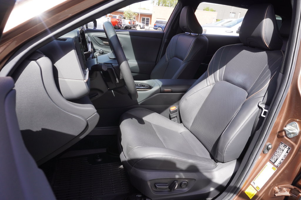 2025 Toyota Crown Signia XLE - Photo 16