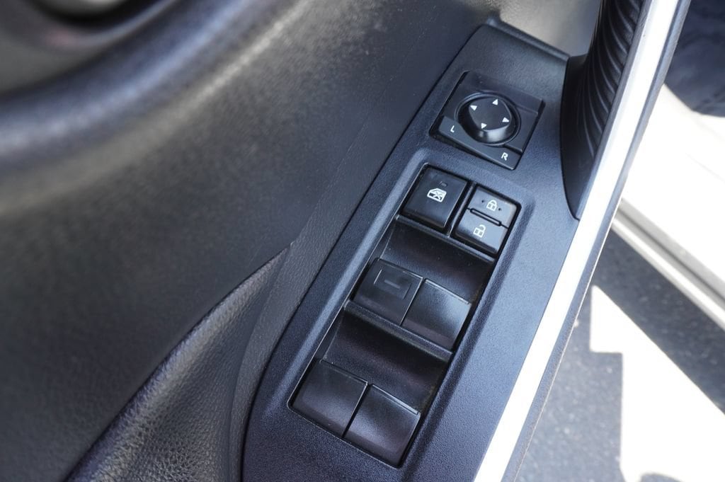 2021 Toyota RAV4 XLE - Photo 16