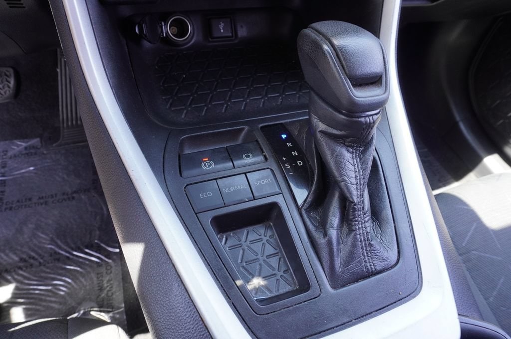 2021 Toyota RAV4 XLE - Photo 19