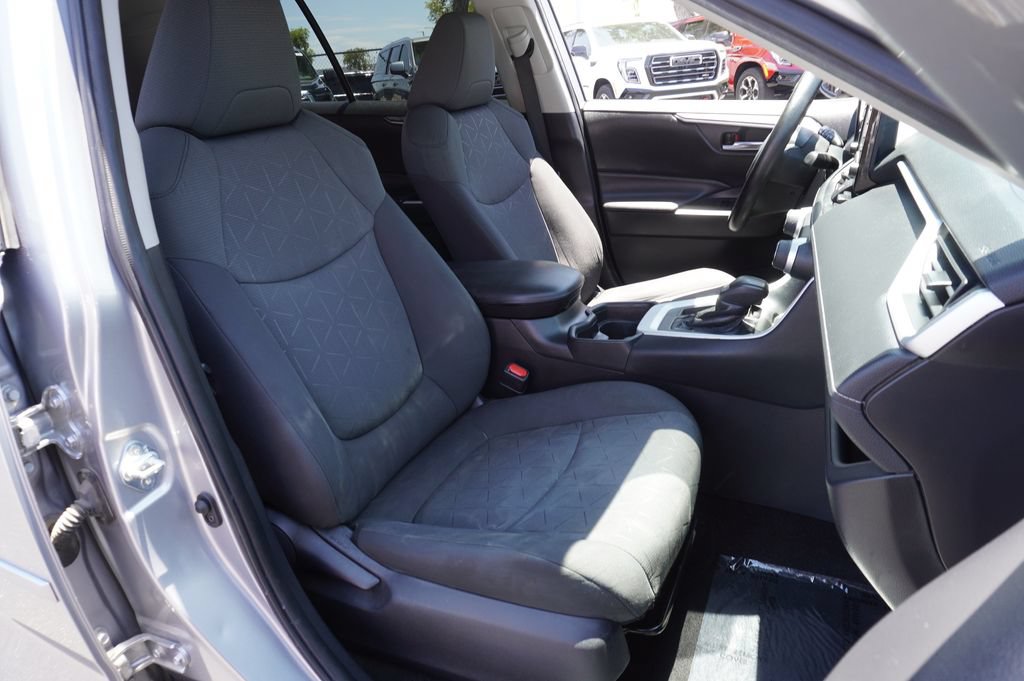 2021 Toyota RAV4 XLE - Photo 12