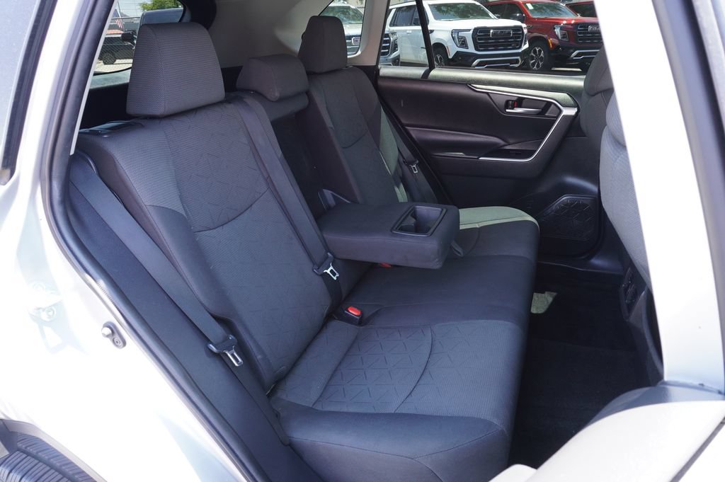 2021 Toyota RAV4 XLE - Photo 9