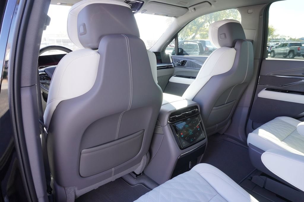 2026 Cadillac Escalade IQL Luxury - Photo 10