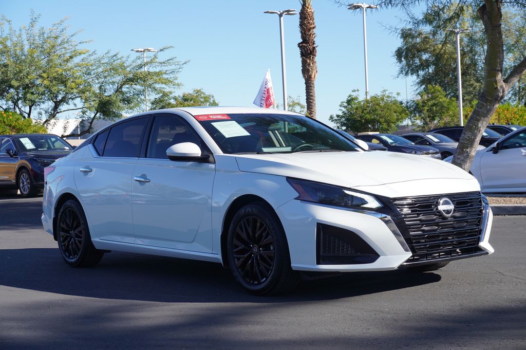 2025 Nissan Altima SV photo 4